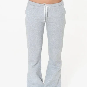 Grå mjukisbyxor från nitted  - ! Säljer dessa helt nya ljusgråa sweatpants. De är i storlek S, men tyvärr köpte jag fel storlek. Aldrig använda, så de är i perfekt skick!  Kunde inte lämna tillbaka då frakten var nästan lika dyr som byxorna. Skriv  om du är intresserad! #säljes #sweatpants #xs #mode #nytt