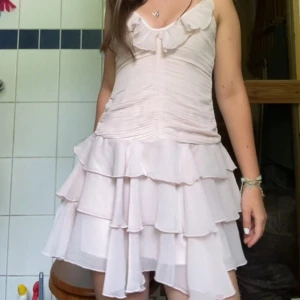 Slutsåld ljusrosa volangklänning - Säljer den här slutsålda klänningen från HM då den inte kommer till användning🥰 Endast använd en gång och är i nyskick👍👍supersnygg nu till sommaren eller skolavslutning❤️