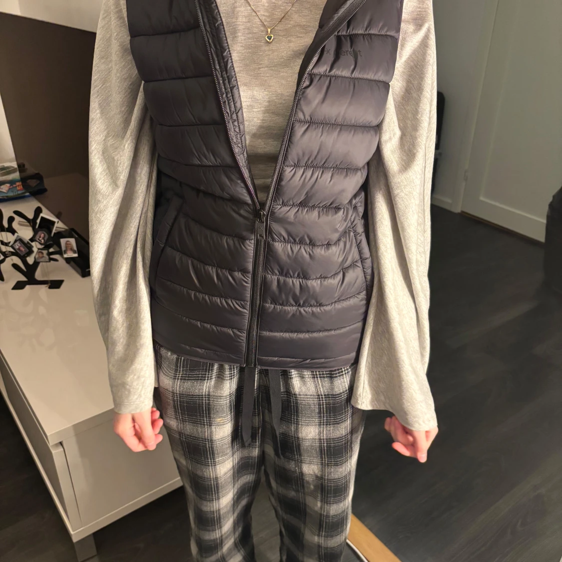 Svart dunväst med dragkedja - 2