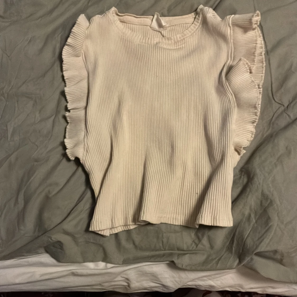 Ribbade toppar med volangärmar - 3