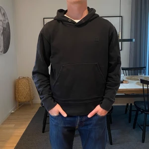 Acne Studios Hoodie - Tjena! Säljer nu min feta hoodie från Acne. Den är 9/10 i skicket och kostar 3000 nypris. Hör av dig vid minsta lilla fundering😊