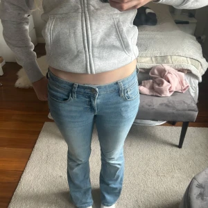 Hollister jeans - Snygga low waist bootcut jeans från Hollister. De är i stolek W26 regular. Säljer då det inte kommer till användning. Pris kan diskuteras!🥰