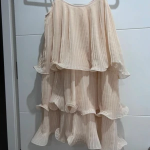 Volang klänning H&M - Säljer populär och eftertraktad volang klänning i storlek S från H&M som knappast går att få tag på och säljs inte längre 💓(OBS kommer inte kunna posta förens juli då jag är bortrest men ni kan paxa den)