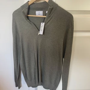 Helt ny oanvänd med tagg halv zip från Bläck  - Ny tröja från Bläck, original pris 799kr säljs för 399kr storlek S