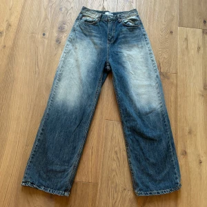 Blå jeans från Lewkin - Säljer ett par snygga blå jeans från Lewkin! De har en loose fit. Oanvänds. Original pris 675. Storlek S 💗