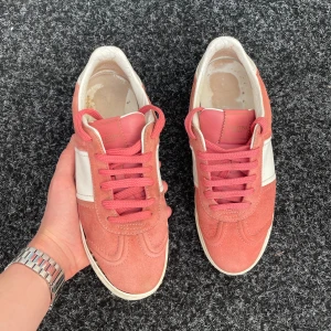 Valentino Flycrew - Rosa flycrews i bra skick. Skorna saknar 6 st nitar och har en liten öppning längst fram på ena skon. Priset går att diskutera. Box snören och kort ingår! 