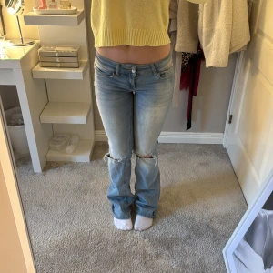 Nelly jeans - Säljer snygga jeans med hål i från Nelly! Säljer jeansen för att de ej kommer till användning💕Pris kan diskuteras😇
