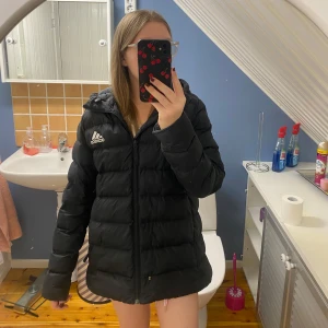 Adidas jacka  - Säljer en vinter jacka från adidas storlek L, den är använd några enstaka gånger, råkade bli ett litet hål när jag drog ut den ur garderoben (kolla bild 4 där jag pekar på hålet) annars är jackan som ny! Säljer den för 300kr + frakt!