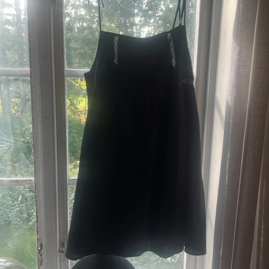 Svart kort klänning med spetsdetaljer