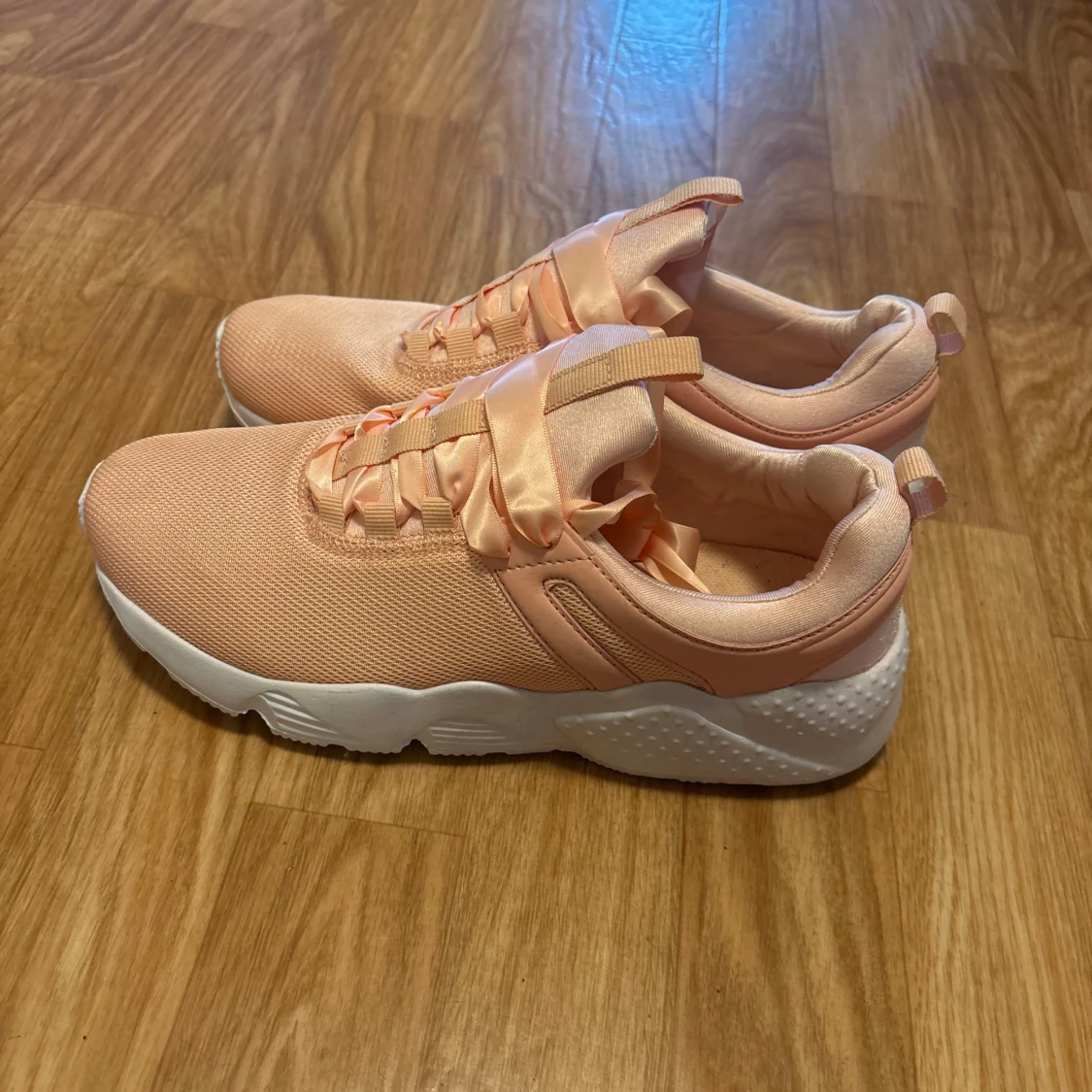 Persikofärgade sneakers med satinband - 1