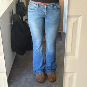 LTB roxy jeans  - Ljusblå LTB jeans i storlek W29/L36. Jeansen är generellt i bra skick förutom nere vid fötterna där de blivit slitna pga att de är för långa för mig(174). Men det är inget som syns tydligt när de är på och går lätt att sy upp. 