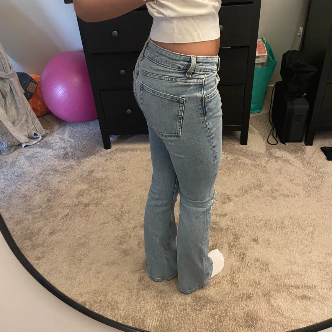 Bootcut ljusblå jeans med slitningar - 1