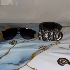 2 för 450 Lvglasögon + dior bälte  - Helt nya