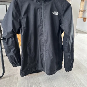 The North Face Windbreaker - North face windbreaker (äkta) skick: 10/10, har knappt använt den då den var rätt liten fick den i julklapp