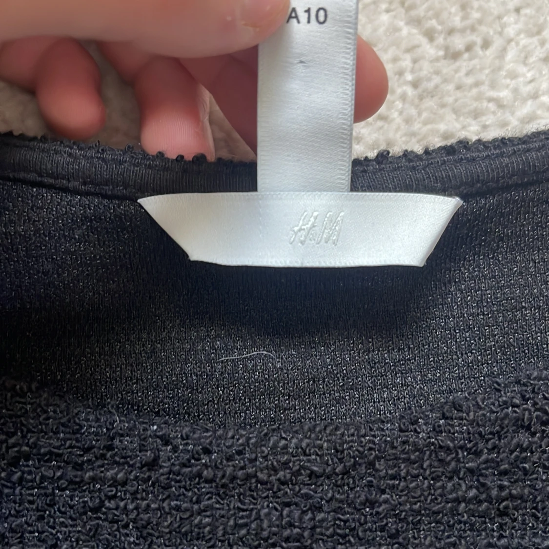 Svart topp med guldknappar från H&M - 2