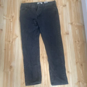 Mörkgrå jeans från Stock & Hank - Säljer ett par mörkgrå jeans från Stock & Hank. Klassisk femficksmodell med raka ben och normal passform. Jeansen har bälteshällor och stängs med knapp och dragkedja. Perfekta till en avslappnad stil och funkar året runt.