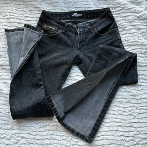 Skinny till boot cut/flared  - Jeans, W25 med låg midja. Mörkgråa med guld detaljer ⭐️