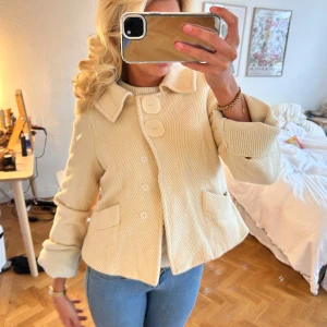 jacka med fina detaljer  - jättesöt jacka perfekt för hösten 💓