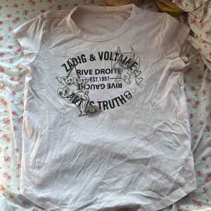 Ljusrosa t-shirt Zadig & Voltaire S - Snygg ljusrosa t-shirt från Zadig & Voltaire i mjuk bomull.  Fungerar som både xs och s. Nypris 1450kr, aldrig använts. inga fläckar alls💞
