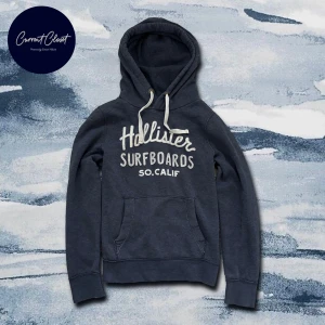 Mörkblå hoodie från Hollister - Mörkblå hoodie från Hollister med broderad vit text på bröstet och klassisk känguruficka | Size M | Vintage och svår att få tag på!