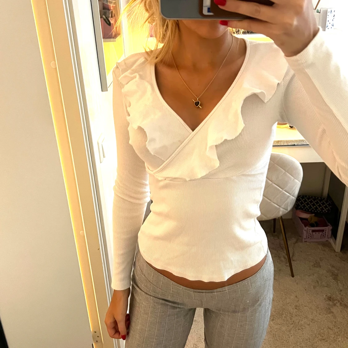 Vit omlottopp med volang från Wassyl