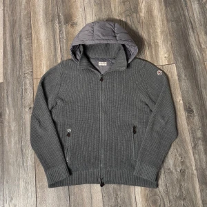Moncler cardigan - Säljer denna Sällsynta Moncler cardigan size M fits L~ nyskick~ perfekt nu till hösten~vid funderingar är det bara att höra av sig mvh br💯