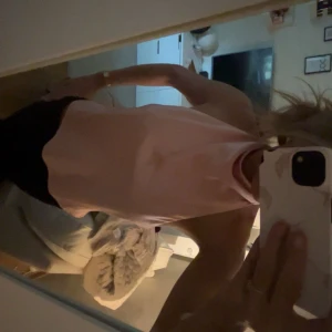 Ljusrosa halterneck topp från Zara - Supersnygg ljusrosa halterneck topp från Zara!💕Slutsåld på hemsidan. Aldrig kommit till användning så ny skick! 