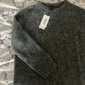 Stickad tröja  - Helt ny oanvänd stickad tröja. Skönt material, inte stickigt. Supermysig och snygg! Ge gärna prisförslag! Svart stickad tröja.