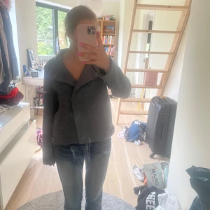 Grå ulljacka från Esprit - Snygg grå jacka från Esprit med bred krage och asymmetrisk knäppning. Jackan är i ullblandning💗 Finns ingen storlek men har vanligtvis Xs/S