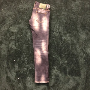 Dsquared2 jeans - Dsquared2 jeans med 29 i midja och längd för 600kr. Priset går att diskutera.