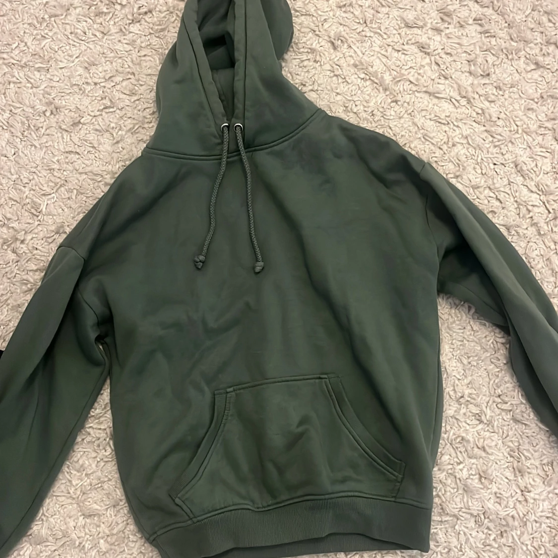 Mörkgrön hoodie från BikBok