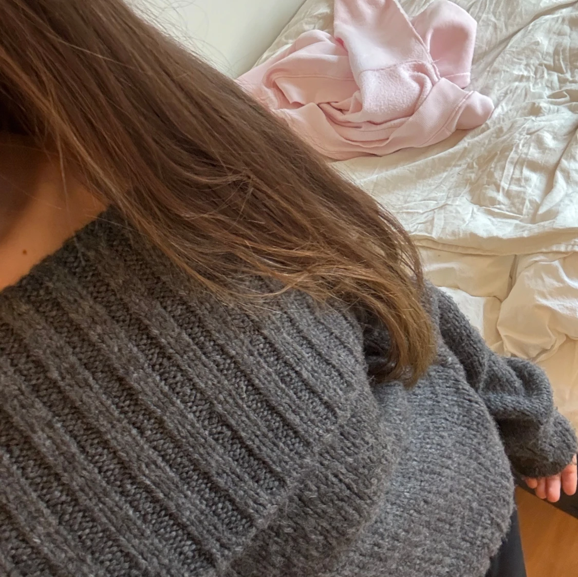 Mörkgrå offshoulder stickad tröja - 2