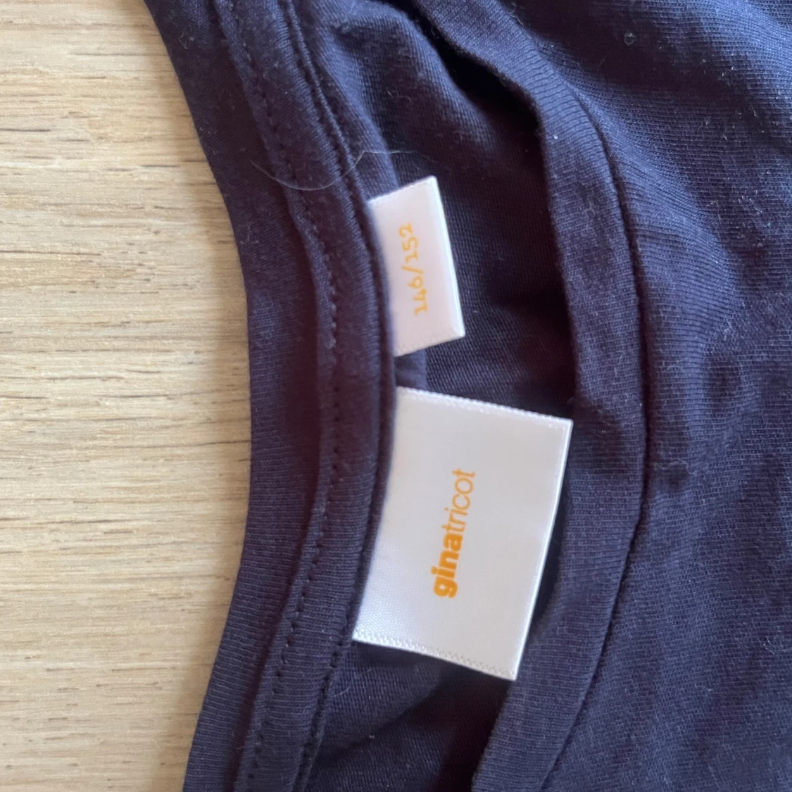 Mörkblå topp med volang från Gina Tricot strl 146/152 - 2