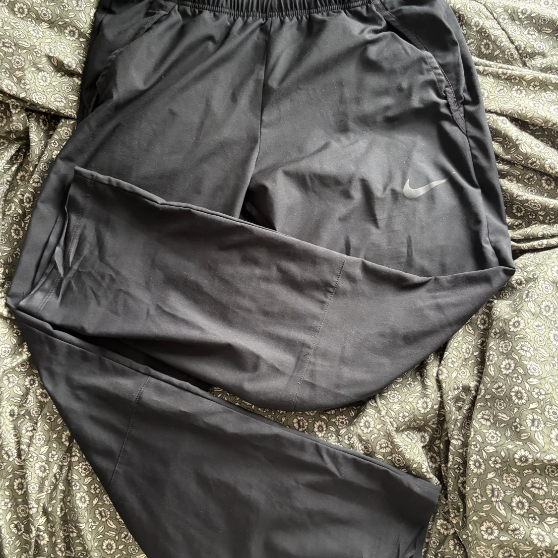 Svarta Nike Dri-Fit träningsbyxor M - 1