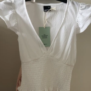 Vit topp - Vit fin topp från Gina Tricot, helt nya (endast provad) då ja köpte fel storlek!