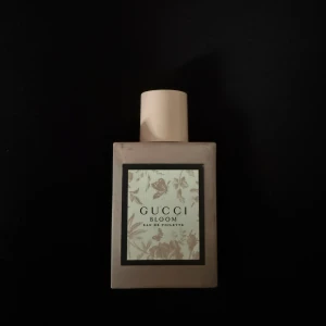 Gucci Bloom Eau de Toilette 50ml - Gucci Bloom Eau de Toilette. Flaskan rymmer 50 ml. En elegant och klassisk parfym från Gucci med feminin design. Testad några gånger.