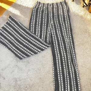 Svartvita vida byxor med mönster lågmidjad  - Det är svarta shorts under💞