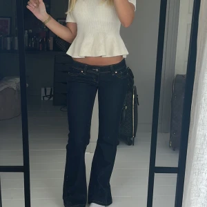 Abrand low kick jeans - Snygga mörkblå jeans från Abrand i bootcut och väldigt låg midja. De är nya och oanvända då jag inte gillar passformen på mig bara💗💗