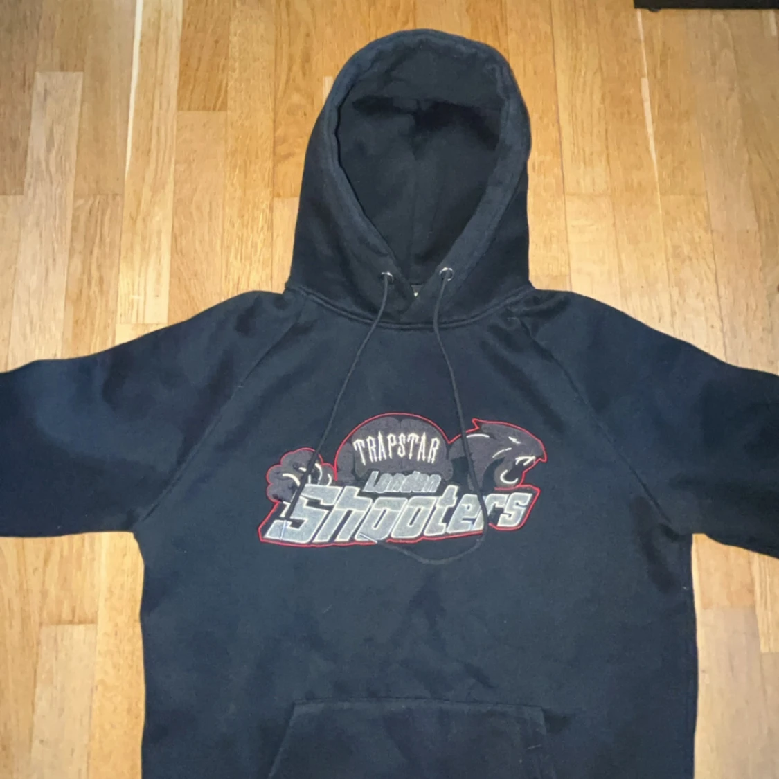 Svart Trapstar hoodie. Storlek M