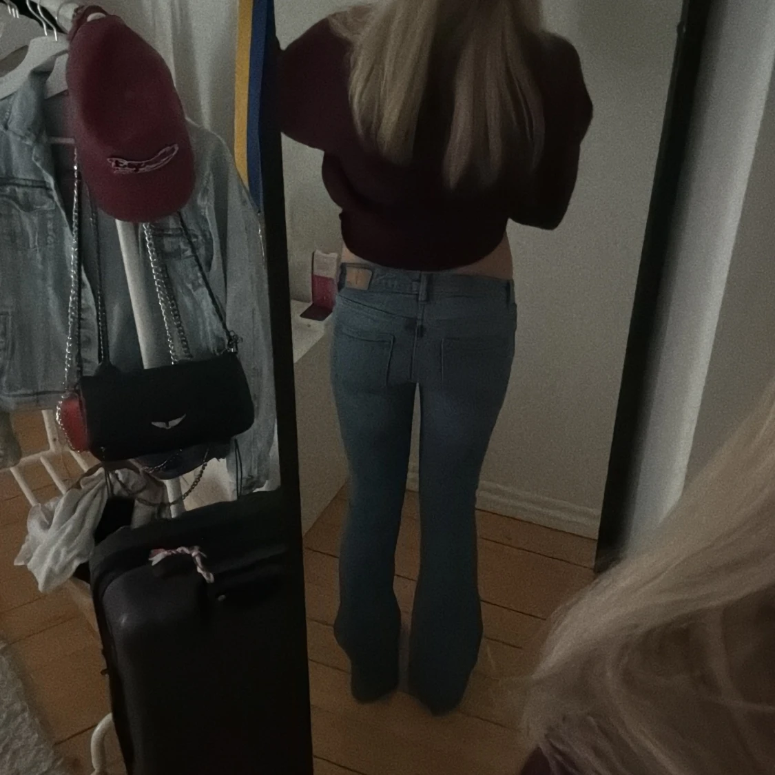   bootcut jeans med slitningar - 4