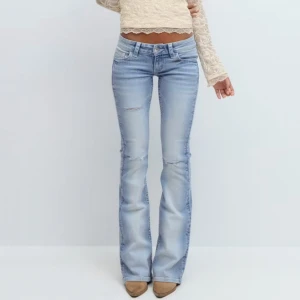Slutsålda gina 14+ jeans - Säljer ett par ljusblå bootcut jeans från gina 14+. De är i 170 men tyckte de va lite stora på mig, i längd va de bra då jag är 172 men de satt inte så tajt som jag ville vid låren men det var fortfarande tajt, beror på preferens. De är helt nya med lapp och inte använda därav priset💕