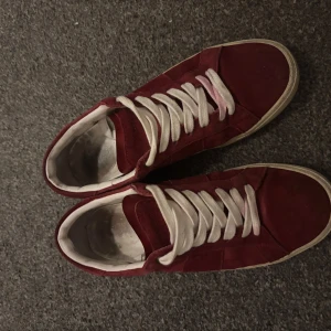 Saint Laurent skor - Clean, röda Saint Laurent skor. Storlek 40 men passar mer som 41.