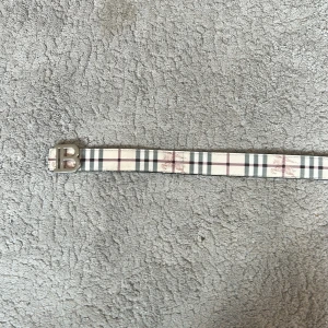 Burberry bälte  - Burberry bälte i ett bra skick och har inte använts så mycket 