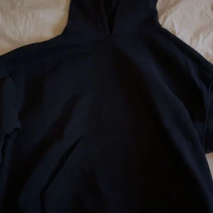 mörk blå hoodie med huva - En mörk blå hoodie med huva och magficka. 