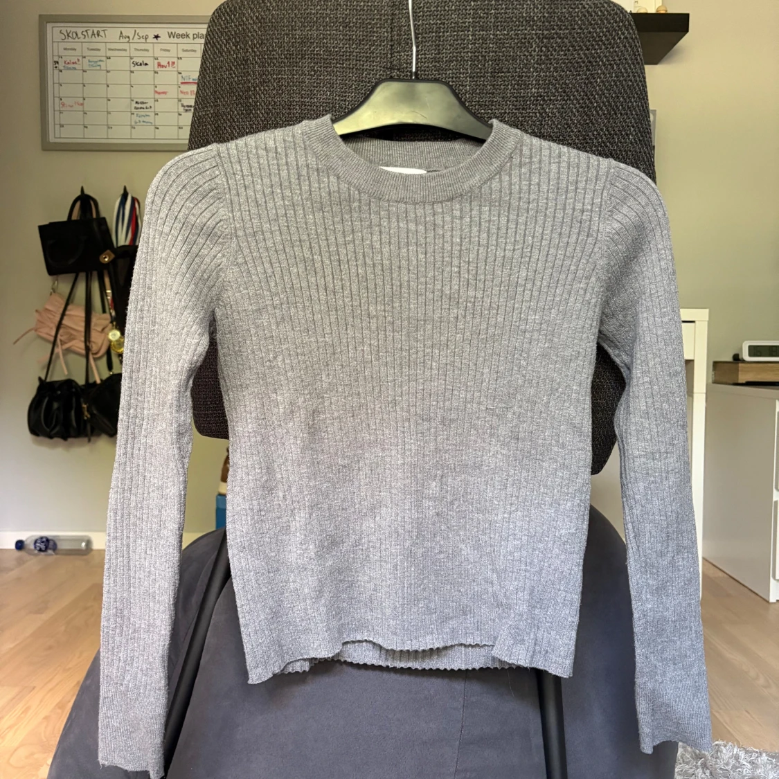 Grå ribbstickad tröja