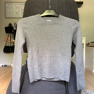 Grå ribbstickad  tröja  - Säljer en stilren grå ribbstickad tröja från Zara i storlek 13-14 år (164)men passar tajt på en Xs. Tröjan har rund halsringning, lång ärm och en tight passform. Inga defekter !! Kontakta mig om du har några funderingar!!❤️