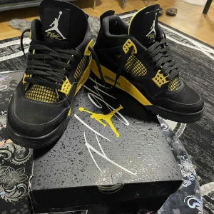 Jordan 4 retro Thunder äkta 42 - Hej säljer min Nike Air Jordan 4 Retro 'Thunder (äkta) använd några gånger men den är som ny kartongen finns med priset kan diskuteras.  nya kostar 4000kr