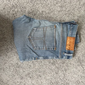 Tiger of sweden ljusblå jeans 29/32 - Säljer ett par tiger of Sweden jeans i ljusblå tvätt med klassiska femficksdetaljer och snygga slitningar. Jeansen har en slim passform och är tillverkade i bomull med lite stretch för extra komfort. Perfekta för dig som gillar en modern och avslappnad stil.