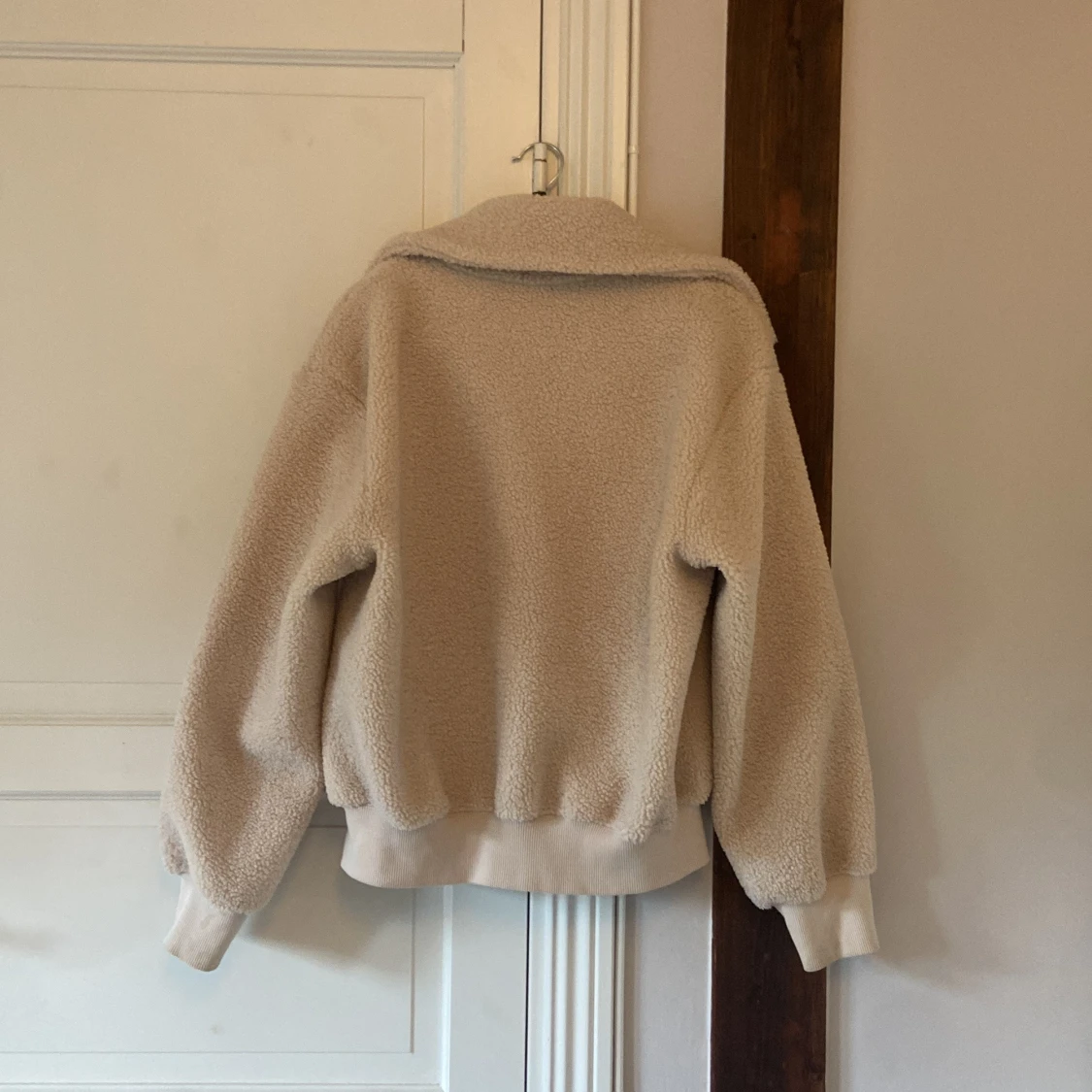 Vit/beige teddyjacka från Uniqlo i storlek M - 1