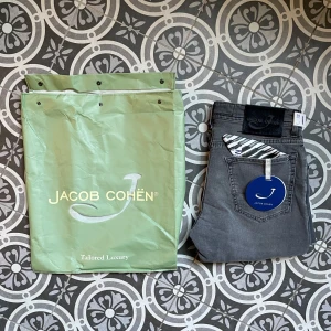 Jacob cohen jeans  - Ett par helt nya Jacob choën jeans Modell 620 med en fin straight fit.✨Medöljer gör extra knappar,en Jacob choën påse samt en scarf ✅skriv gärna fårgor så svarar jag ❓ Går även med på byten!!!